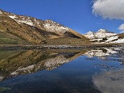 62 Ecco un bel laghetto in avanzato disgelo con pascoli che stanno rinverdendo cosparsi di Crocus vernus 